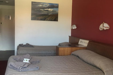 Lake Lefroy Motel & Bar - Mackay Tourism 7