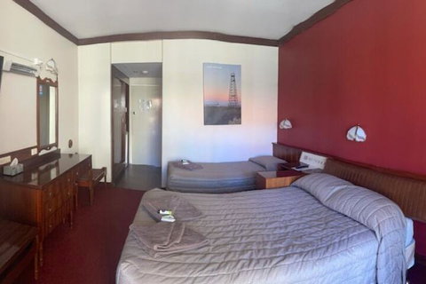 Lake Lefroy Motel & Bar - Mackay Tourism 4