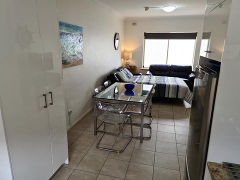 Acaill Accommodation Esplanade Living Self Check-In Self Check-Out - Mackay Tourism 3