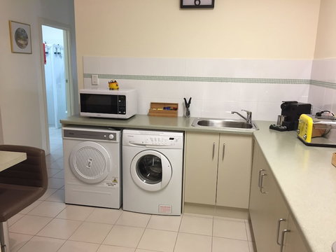 Lyreen's Apartment B&B - Mackay Tourism 5