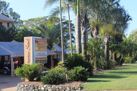 Rainbow Sands Resort - Mackay Tourism 0