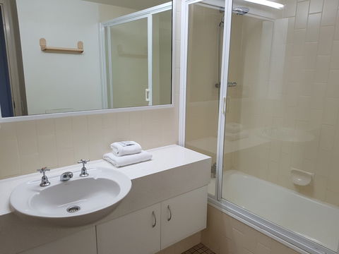 Burgess @ Kings Beach Apartments - Mackay Tourism 4