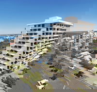 Burgess  Kings Beach Apartments - Mackay Tourism