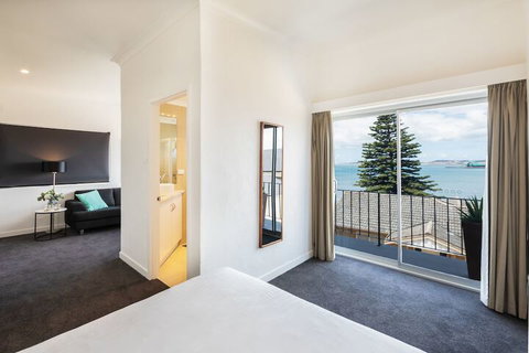 Bay 10 Accommodation - Mackay Tourism 5