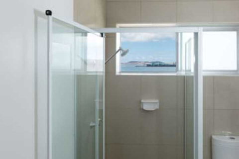 Bay 10 Accommodation - Mackay Tourism 0