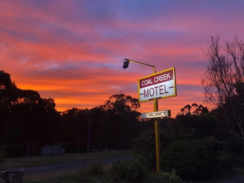 Coal Creek Motel - Mackay Tourism 0