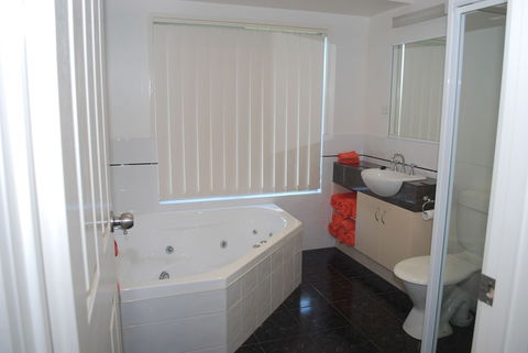 Lookout Holiday Units - Mackay Tourism 4