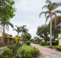 Lazy Acre Log Cabins - Mackay Tourism