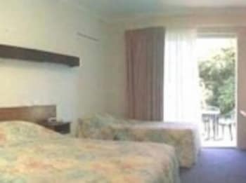 Corlette Palms Motor Inn - Mackay Tourism 1