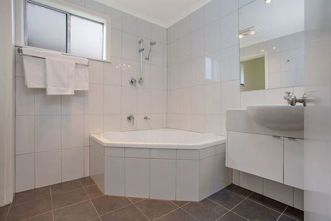 Hamilton Town House Motel - Mackay Tourism 2