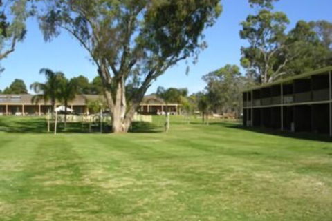 Tocumwal Golf Resort - Mackay Tourism 0