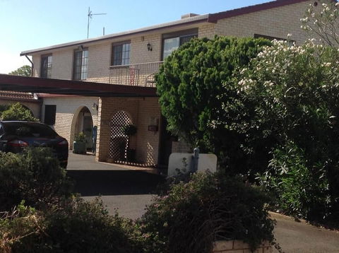 Forest Lodge Motor Inn & Restaurant - Mackay Tourism 0