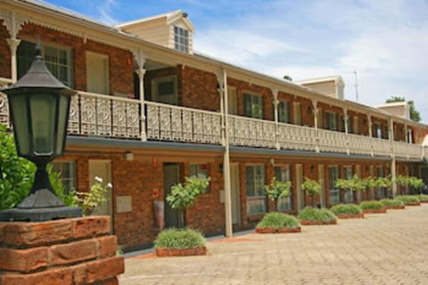 Hermitage Motor Inn - Mackay Tourism 0