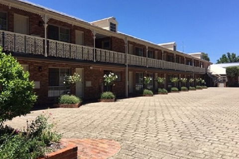 Hermitage Motor Inn - Mackay Tourism 1
