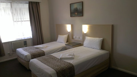 Lindy Lodge Motel - Mackay Tourism 1