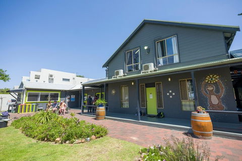 Dunsborough Beachouse YHA Hostel - Mackay Tourism 0