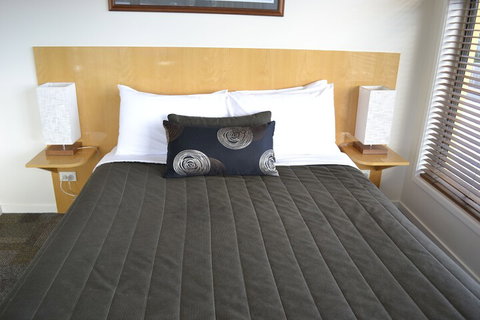 Loch Ard Motor Inn - Mackay Tourism 7