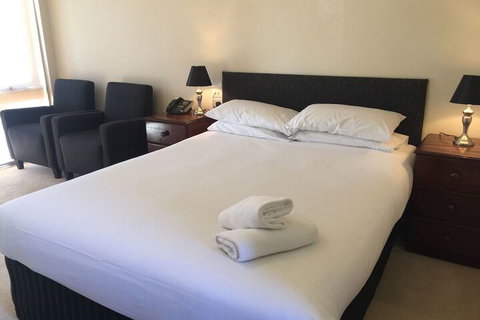 Ballarat Colonial Motor Inn & Apartments - Mackay Tourism 1