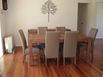Yarra Glen Racecourse Apartments - Mackay Tourism 3