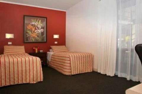 Whale Motor Inn And Restaurant - Mackay Tourism 6