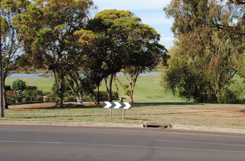 Budget On The Lake - Mackay Tourism 1