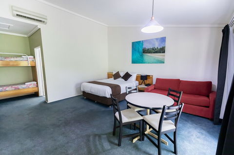 Bay Hotel Motel - Mackay Tourism 1