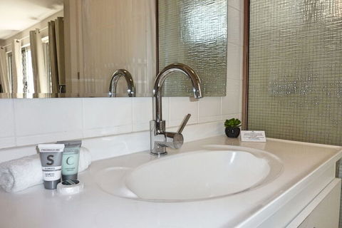 Jadran Motel & El Jays Holiday Lodge - Mackay Tourism 7