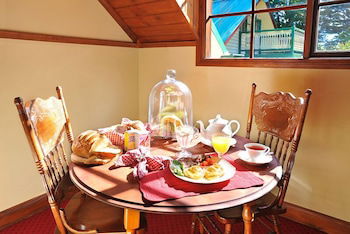 Mary Card's Coach House - Mackay Tourism 4