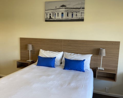 Bishop's Lodge Motor Inn - Mackay Tourism 1