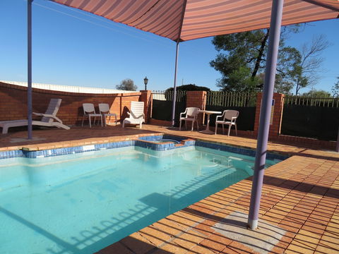Bishop's Lodge Motor Inn - Mackay Tourism 0