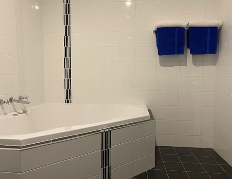 Bishop's Lodge Motor Inn - Mackay Tourism 3