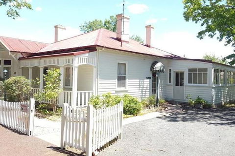 Ross B&B Accommodation - Mackay Tourism 1