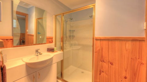 Derwent Bridge Chalets & Studios - Mackay Tourism 4