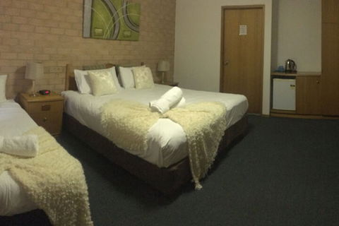 Golden Chain Aalana Motor Inn - Mackay Tourism 7