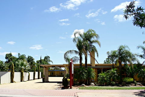 Renmark Motor Inn Motel - Mackay Tourism 0