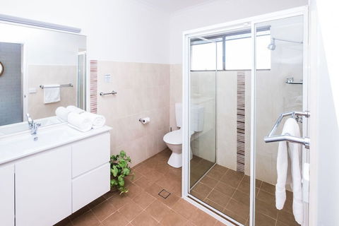 Mollymook Seascape Motel & Apartments - Mackay Tourism 5