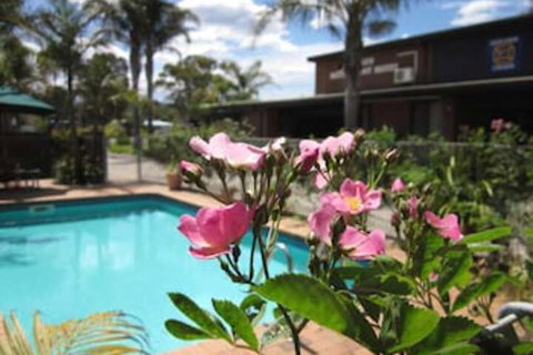 Lakes Waterfront Motel & Holiday Cottages - Mackay Tourism 2