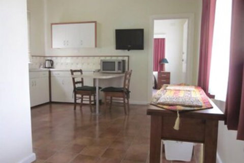 Lakes Waterfront Motel & Holiday Cottages - Mackay Tourism 6