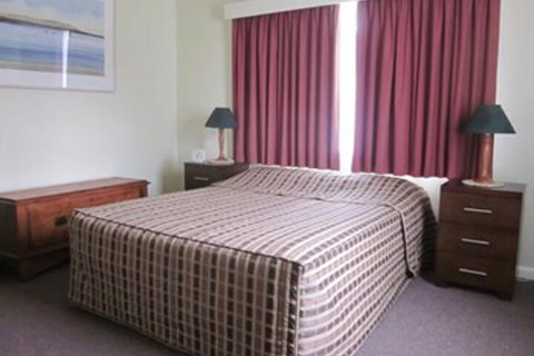 Lakes Waterfront Motel & Holiday Cottages - Mackay Tourism 5