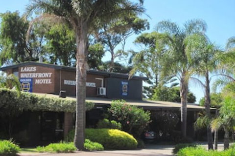 Lakes Waterfront Motel & Holiday Cottages - Mackay Tourism 0