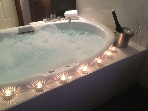Wine And Roses B&B - Mackay Tourism 6