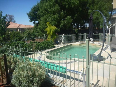 Must Love Dogs B&b - Mackay Tourism 2