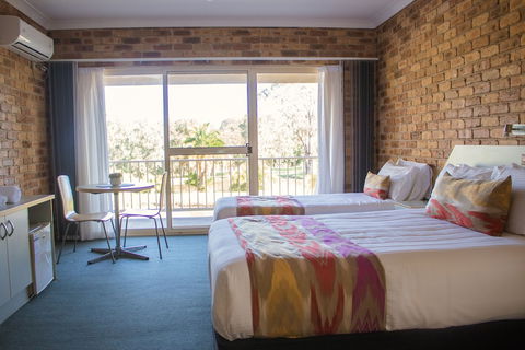 Golf Club Motor Inn Wingham - Mackay Tourism 6