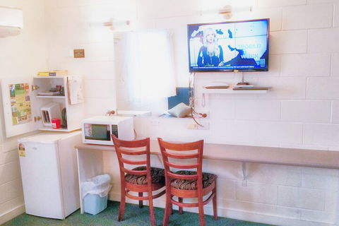 A & A Lodge Motel Emerald - Mackay Tourism 6