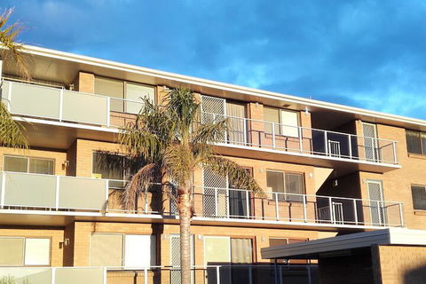 Narooma Palms Holiday Apartments - Mackay Tourism 1