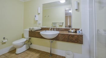 Golden Guitar Motor Inn - Mackay Tourism 6