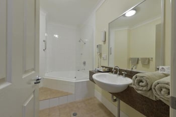 Golden Guitar Motor Inn - Mackay Tourism 5