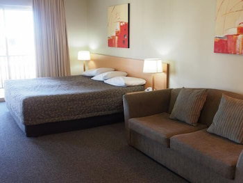 Golden Guitar Motor Inn - Mackay Tourism 3