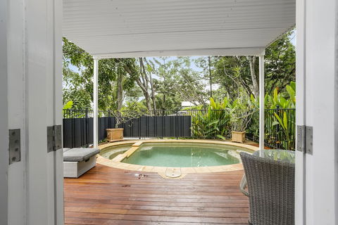 Port Douglas Cottage And Lodge - Mackay Tourism 6