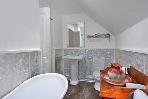 The Pines Bed & Breakfast - Mackay Tourism 7